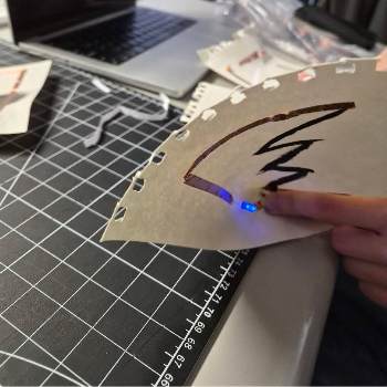 Image of the final circuit working and the leds lighting up.